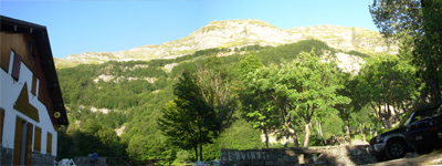 Fotografia del monte Giovo visto dalle rive del lago Santo